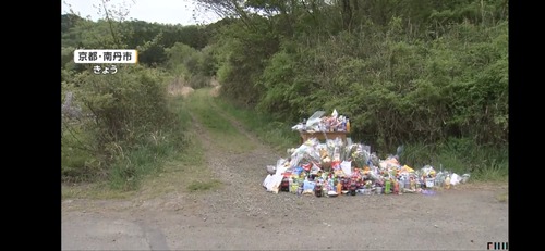 【画像】京都遺体発見現場の献花台、山盛りになる