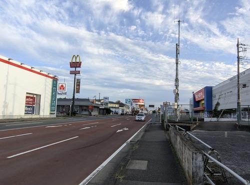 【悲報】都会人「田舎の光景すぎて感動(ﾊﾟｼｬｯ」→田舎っぺ発狂ｗｗｗｗ
