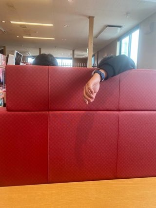 【画像】チー牛がカッコつけてやるこの格好、気持ち悪いとガチで社会問題化するｗｗｗｗ