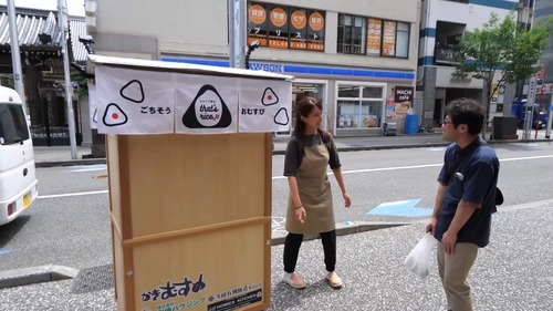 【悲報】リヤカーおにぎりお姉さん、福岡のど真ん中でまさかの事態に陥るｗｗｗｗｗ
