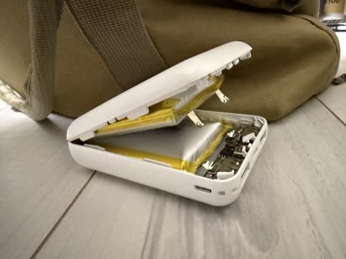 【画像】押し入れから出てきたモバイルバッテリー、めちゃくちゃ膨らんでいてワロタｗｗｗｗ