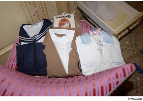 【悲報】エプスタイン文書に日本の「制服」が写った写真 が見つかるｗｗｗｗ