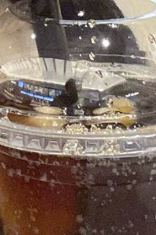 【悲報】コーラに男らしき影が映り込んでしまったアイドル、グループ脱退に追い込まれるｗｗｗｗ