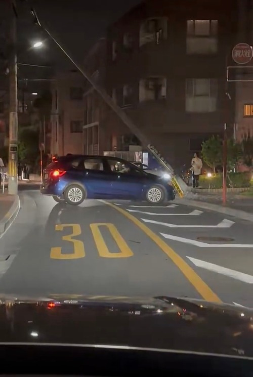【画像】 高級車、 電柱に勝利か！？ｗｗｗｗ