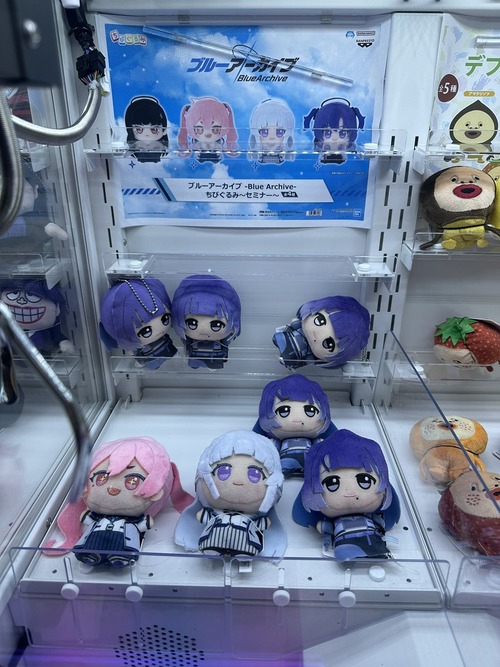 【画像】ゲーセンのアイマスグッズ、ブルアカゾーンに混ぜられてしまうｗｗｗｗ