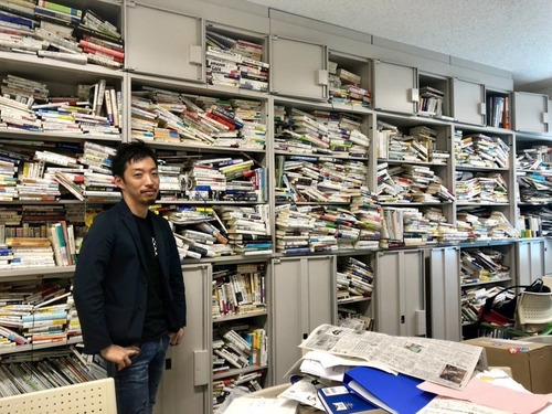 【画像】「息をするように本を読む」本物の読書家の本棚がこちらｗｗｗｗｗ