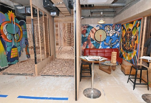 【画像】「斧投げ」ブーム、到来していたｗｗｗｗ