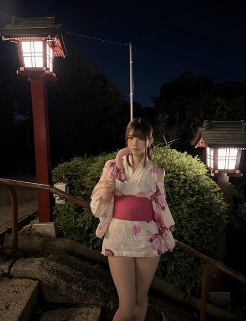 【画像】女さん、ミニ過ぎる浴衣を着た写真を投稿して叩かれるｗｗｗｗ