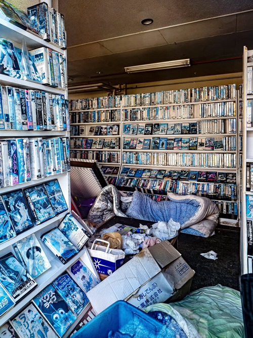 【画像】廃墟化したレンタルビデオ屋、そのまま時が止まってしまっていると話題にｗｗｗｗ