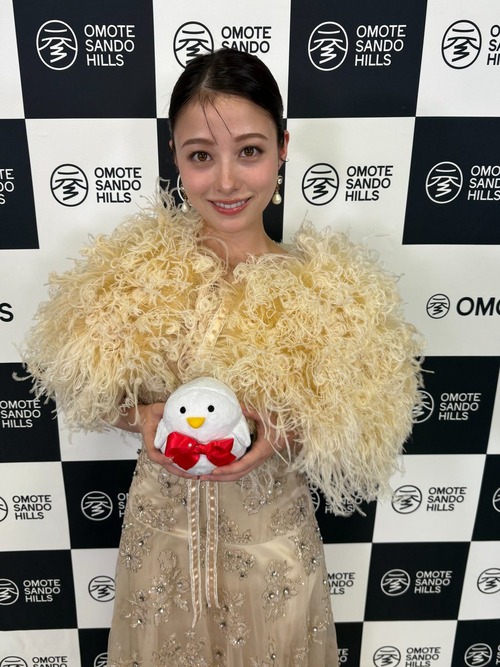 【悲報】大人気女優さん、とんかつのキャベツみたいな服で登場して界隈がざわつくｗｗｗｗ