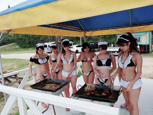 【画像】セクシー女優のBBQ大会、肉がめちゃくちゃマズそうｗｗｗｗ