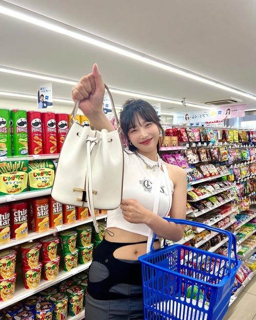 【画像】KPOPアイドル、日本の「コンビニ」「ドンキ」「自販機」で写真を撮りまくるｗｗｗｗ