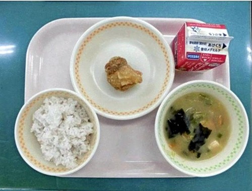 【悲報】主菜『唐揚げ1個』で炎上した給食、福岡市教委がお気持ち表明「相対的に小さく見えてしまった」