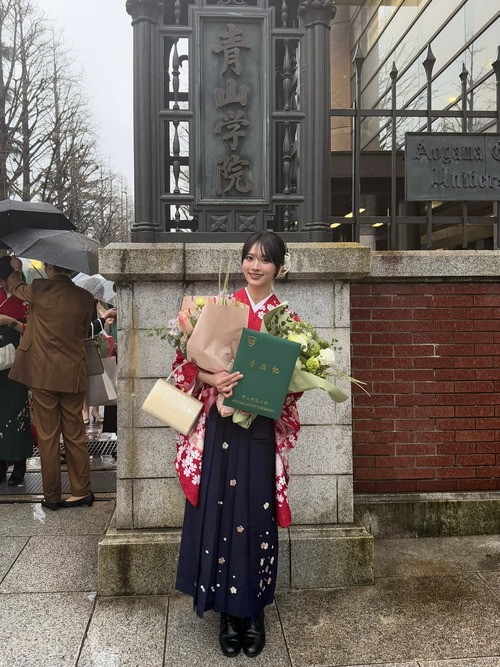 【画像】青学の卒業式、正門前で写真を撮るのに大行列！女子「11時から並んで撮影したの17時です！！」