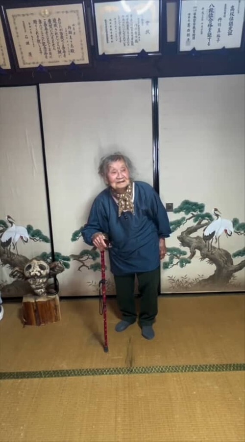 【画像】100歳おばあちゃんの杖を「フリーレン仕様」にしてみた結果ｗｗｗｗ