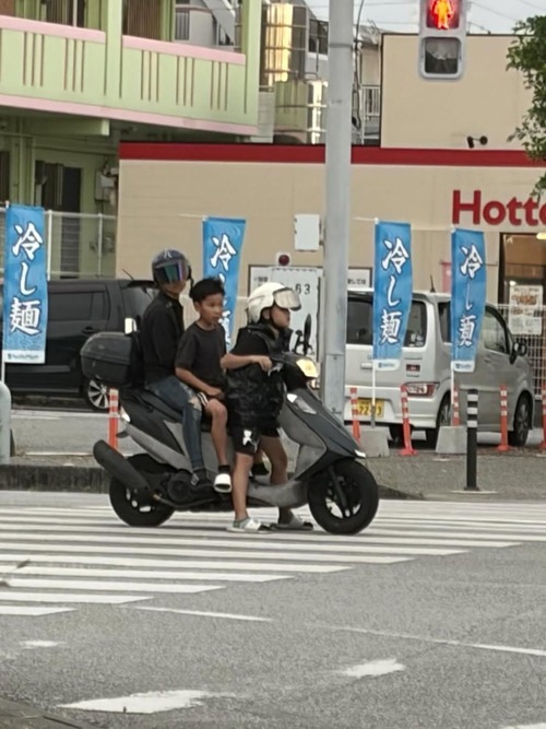 【画像】ヤンキー小学生、東南アジアみたいな原付の乗り方をするｗｗｗｗ