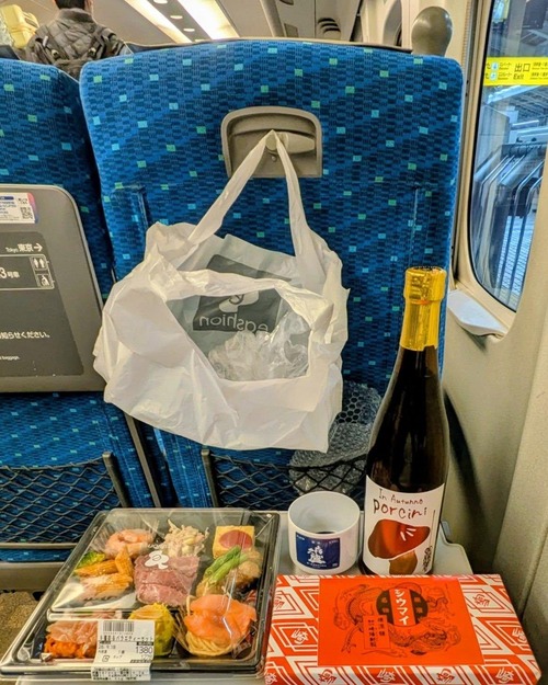 【悲報】新幹線で豪遊ランチ、物議を醸すｗｗｗｗｗ
