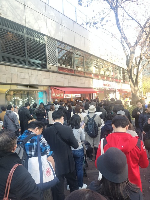 【画像】銀座の宝くじ売り場、相変わらず大行列ができるｗｗｗｗ