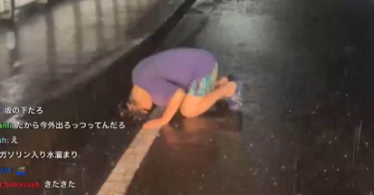 【悲報】豪雨の水たまりでシャンプーした配信者、ガチで逝くｗｗｗｗｗ