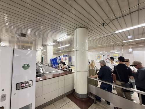 【悲報】日本人、ポケカ自販機に長蛇の列を作るｗｗｗｗｗ