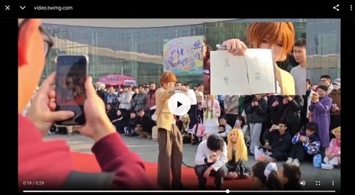 【悲報】デスノ「夜神月」に扮したコスプレ中国人、とんでもない人物の名前をノートに書くｗｗｗｗ