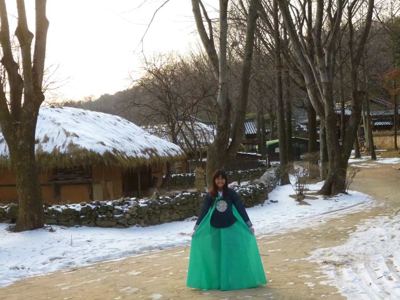 韓服 チマチョゴリ の外出 雪の降った韓国民俗村 葦満開ハヌル公園 韓国旅行強力に推薦チマチョゴリ体験oneday韓服ソウル 韓服 チマチョゴリ の外出 雪の降った韓国民俗村 葦満開ハヌル公園 韓国旅行強力に推薦チマチョゴリ体験oneday韓服ソウル