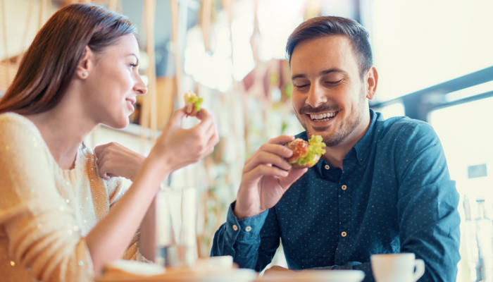 カップルが朝食を食べる様子