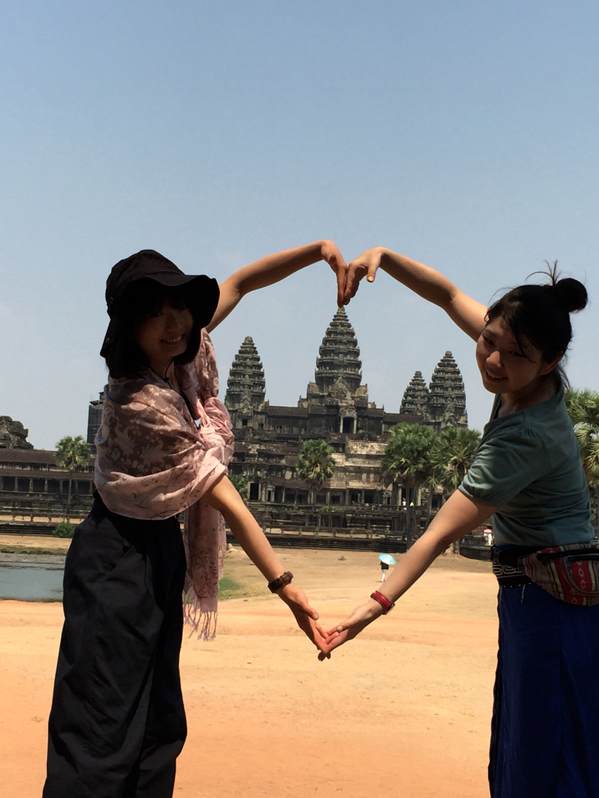 アンコールワット観光と日本人女性2人旅とカンボジア観光ガイドサムアート カンボジア観光日本語ガイドサムアート