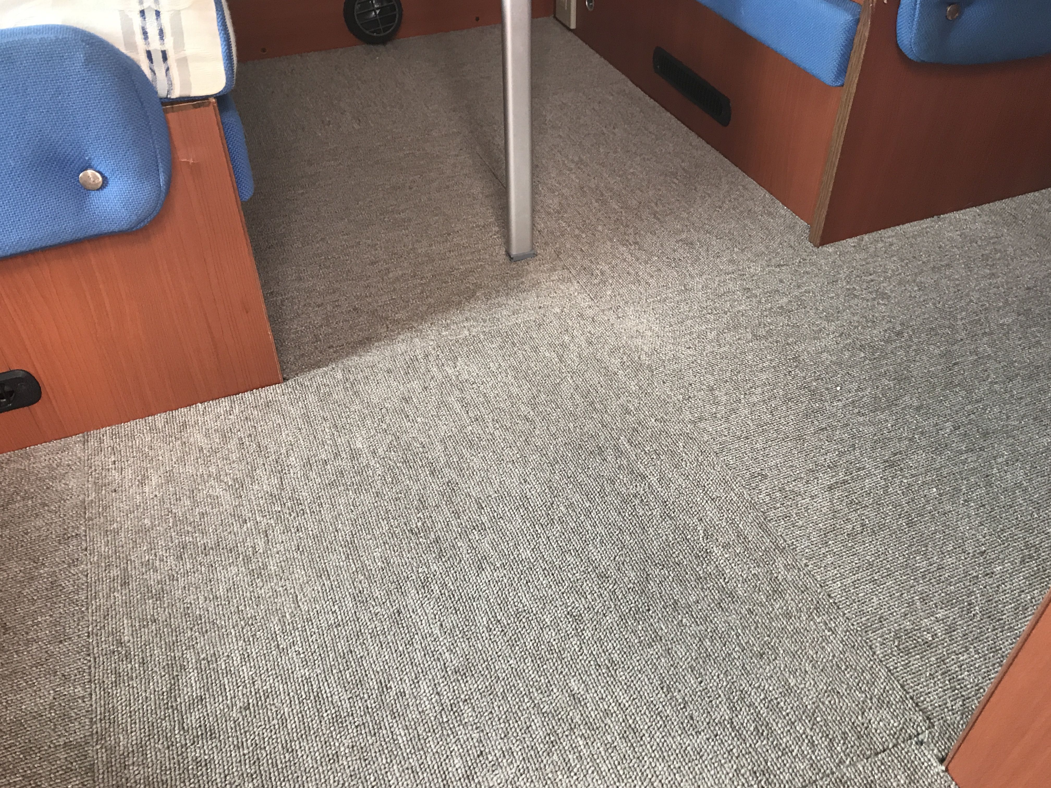 キャンピングカーのタイルカーペットを張り替えてみました 我が家にキャンピングカーがやってきた