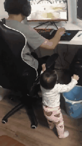 Gif 父親 オンラインゲーム楽しい 赤ちゃん 電源ボタンポチッ あほゆる速報 Gif 父親 オンラインゲーム楽しい 赤ちゃん 電源ボタンポチッ あほゆる速報