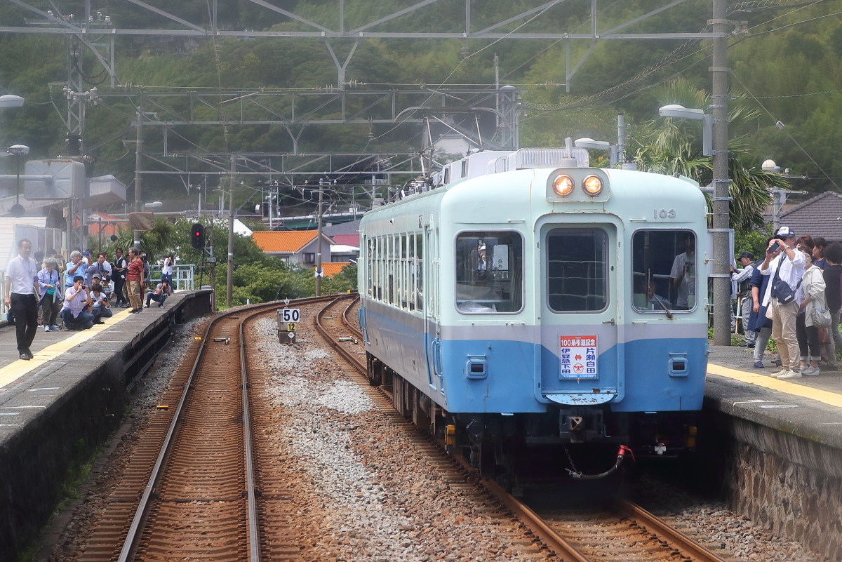 片瀬白田駅で停車中の伊豆急100系クモハ103 支配人のたららんな日々 片瀬白田駅で停車中の伊豆急100系クモハ103 支配人のたららんな日々