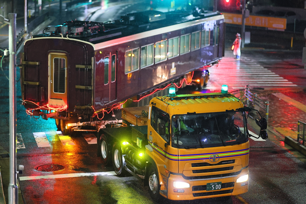 阪急6300系6353F 中間車6803号車 廃車陸送千里丘駅前 : 支配人のたら
