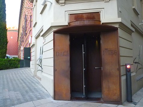 1649