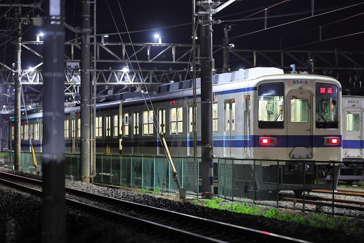 館林の東武8000系850型854Fはパンタ上がってました : 支配人のたららん
