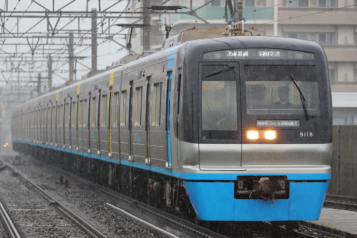 豪雨のスプラッシュと共に 青帯の京成3050形 支配人のたららんな日々