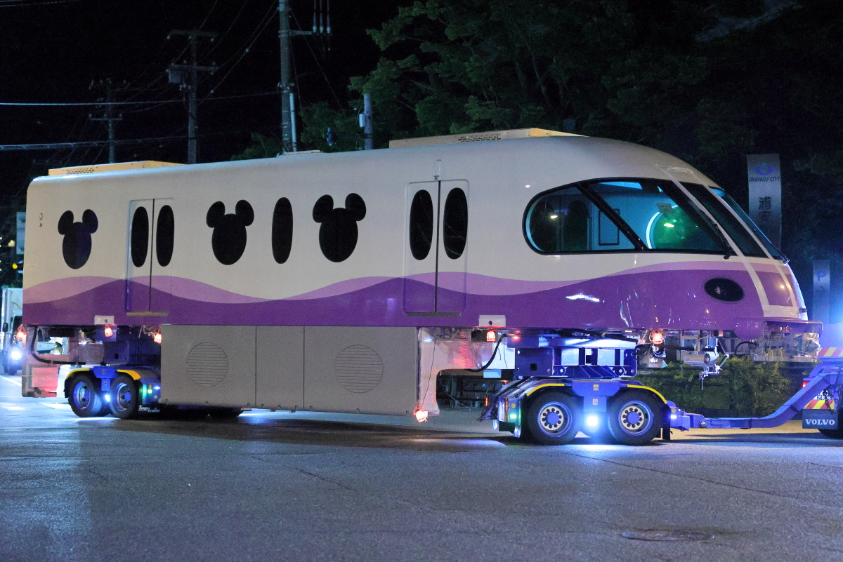 リゾラ（ﾃﾞｨｽﾞﾆｰﾘｿﾞｰﾄﾗｲﾅｰ）Type-C 100形陸送＠運動公園前 : 支配人の