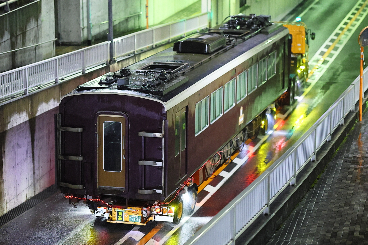 阪急6300系6353F 中間車6803号車 廃車陸送千里丘駅前 : 支配人のたら