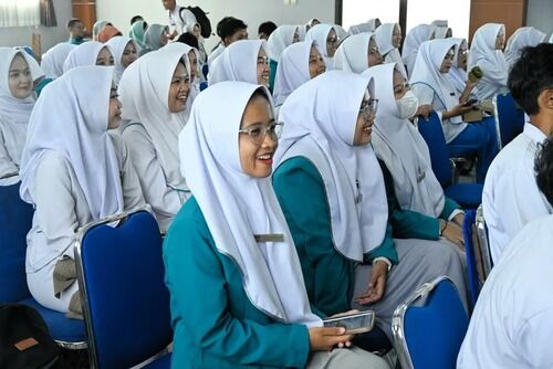 北海道「インドネシア人留学生に年３７０万円支給します！」