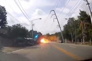 【動画】車が電柱に衝突して24本の電柱が次々と倒れてしまう事故。