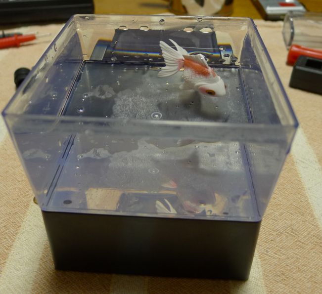 ひかりとみずのカラクリ金魚に電池を内蔵する 思いつき改造工房 A ひかりとみずのカラクリ金魚に電池を内蔵する 思いつき改造工房 A