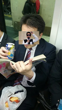 電車飲酒サラリーマン