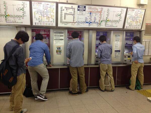 悲報 陰キャさん 揃い揃って同じ服しか着ない 大物youtubeｒ速報