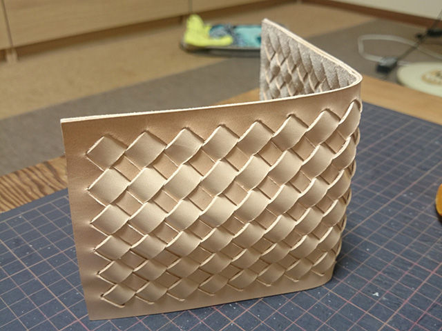 試作 ヌメ革で作った編み込みの二つ折り財布 Oottff