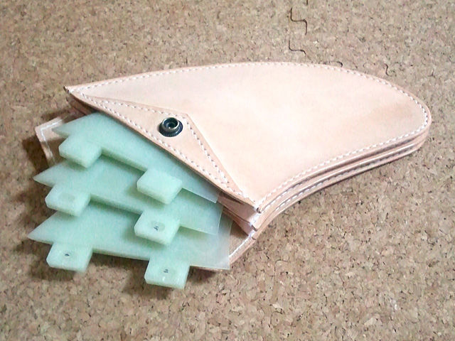 革で作ったサーフィンのフィンケース Oottff
