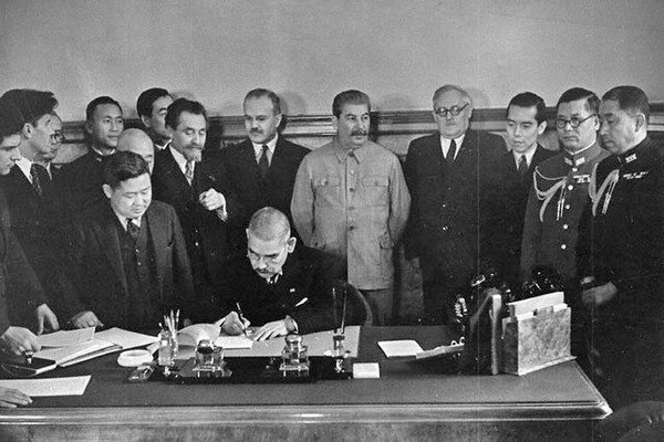 Matsuoka_signs_the_Soviet-Japanese_Neutrality_Pact