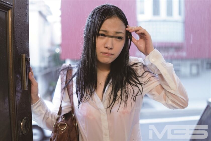 『雨で濡れた私を見て興奮しないでよ』と透けた服でブラジャーやパンツが見えていた色っぽい姉が一緒に風呂に入ってきてイチャイチャして近親相姦パコ