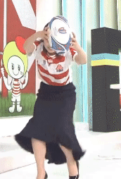 【GIF】恥ずかしそうなお顔が女子アナのパンチラ画像！ボールの位置を動かしても遅かった♡