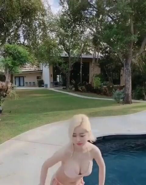 【動画】真っ白な肌をしたビキニ水着の巨乳美女が可愛いダンス😊