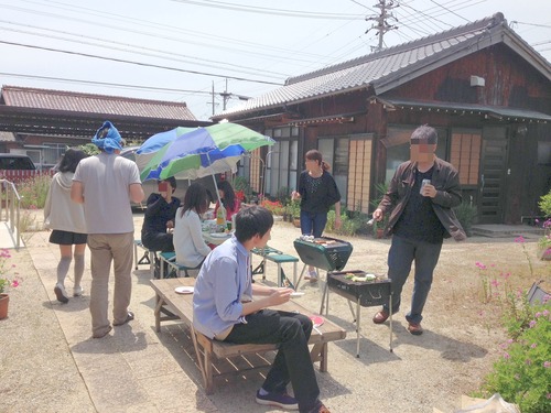 庭でバーベキュー。