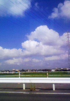 信号の赤空の青雲の白。